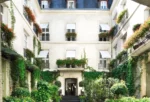 Allée en face d'un bâtiment avec des plantes dans Relais Christine à Paris