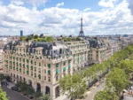 Ancien bâtiment de Paris avec la tour eiffel The Peninsula Paris hôtel 5 étoiles