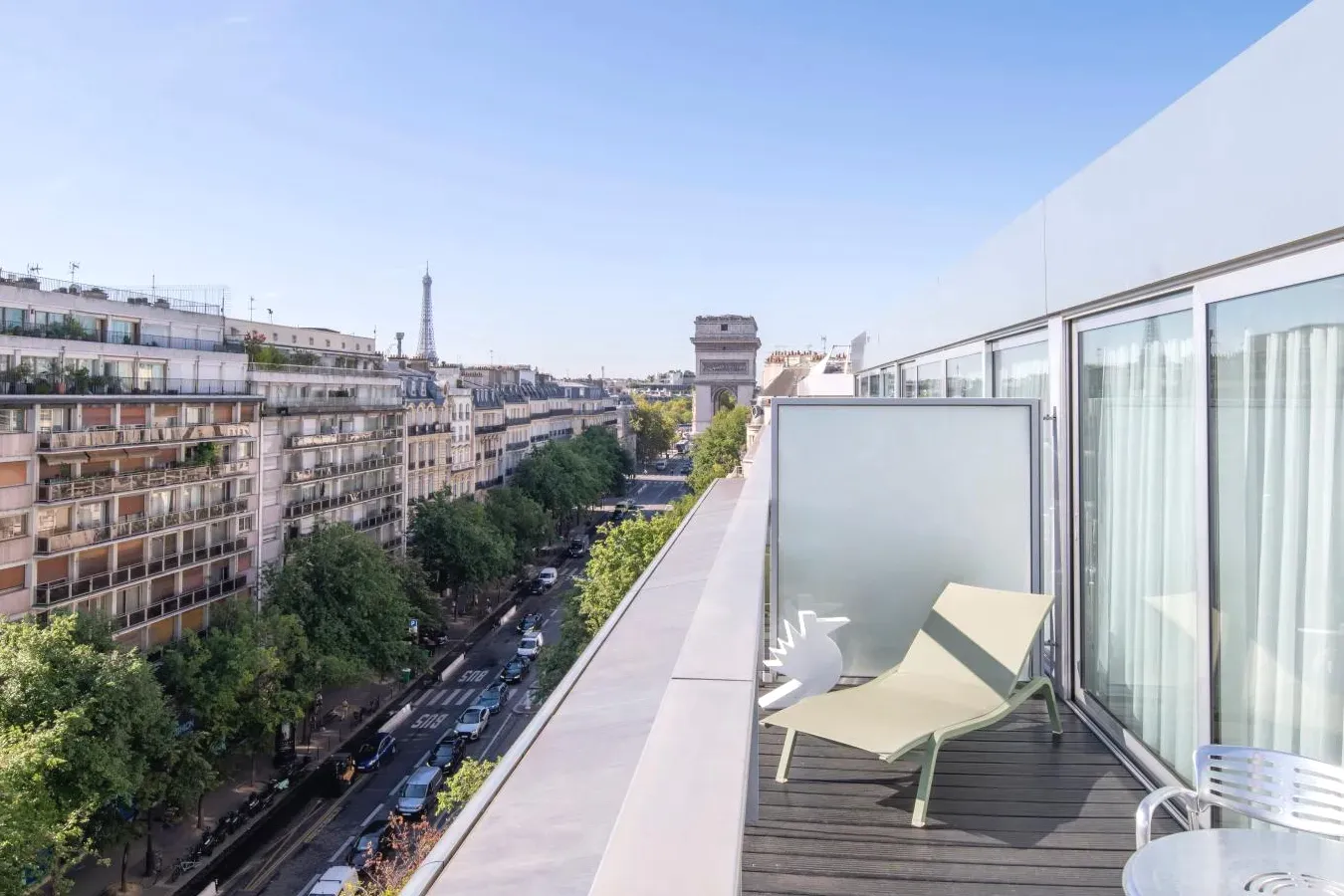 Balcon avec des chaises et une vue sur la ville Renaissance Paris Arc de Triomphe Hotel Balcon avec des chaises et une vue sur la ville Renaissance Paris Arc de Triomphe Hotel