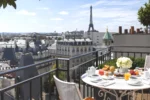 Balcon avec petit-déjeuner et vue sur la Tour Eiffel Hôtel San Régis Paris
