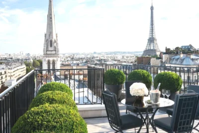 Balcon avec une table et des chaises et la tour Eiffel Four Seasons Hotel George V Paris