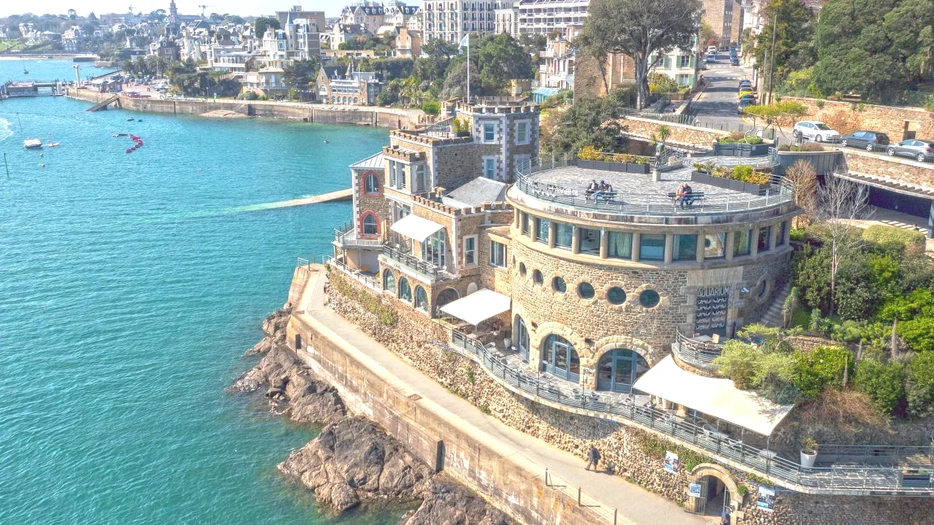 Bâtiment à côté de l'eau Castelbrac Hotel & Spa à Dinard