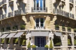 Bâtiment avec des balcons sur le côté Le Dokhan's Paris Arc de Triomphe a Tribute Portfolio Hotel