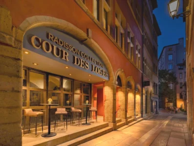 Bâtiment avec une enseigne de Cour des Loges Lyon A Radisson Collection Hotel