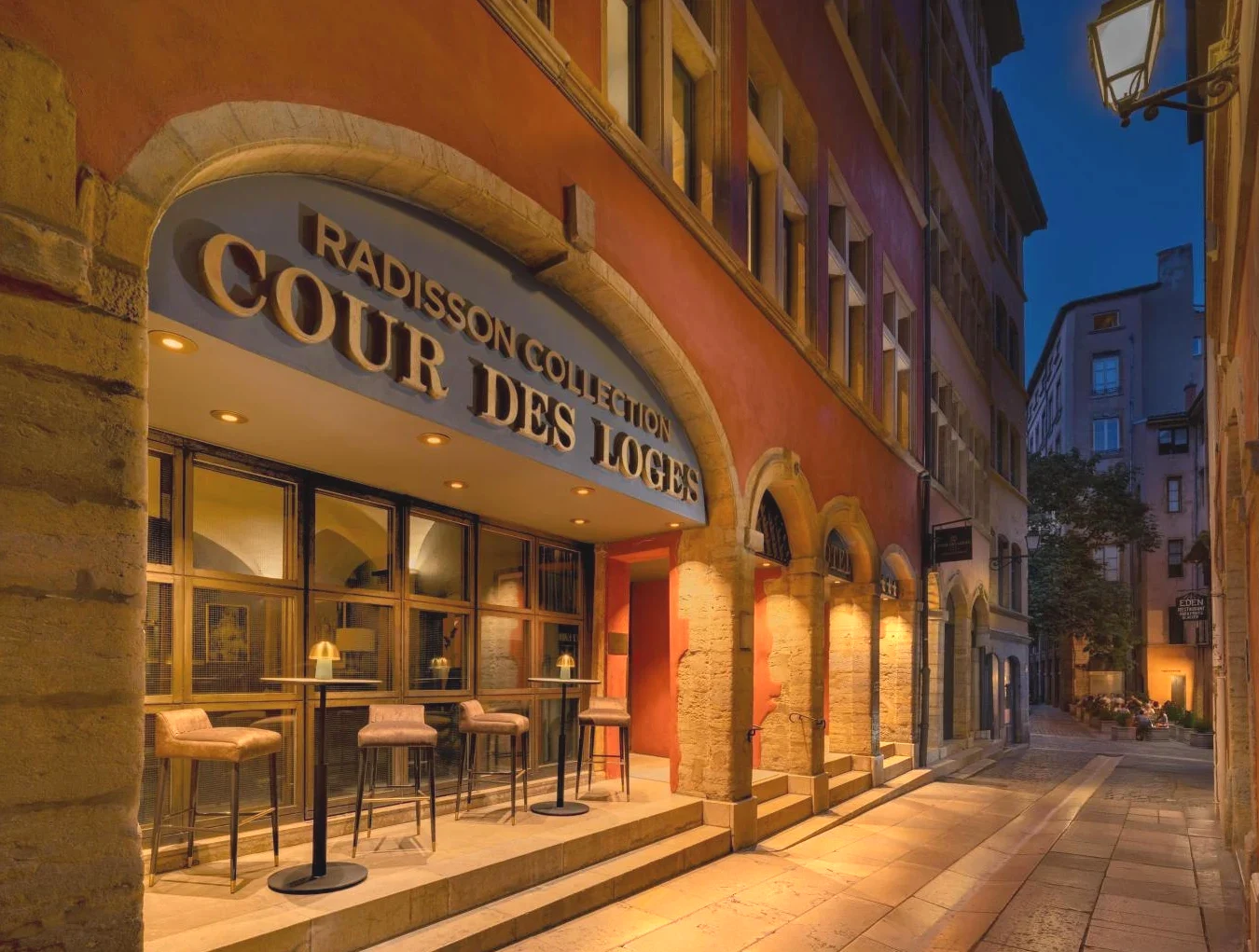 Bâtiment avec une enseigne de Cour des Loges Lyon A Radisson Collection Hotel