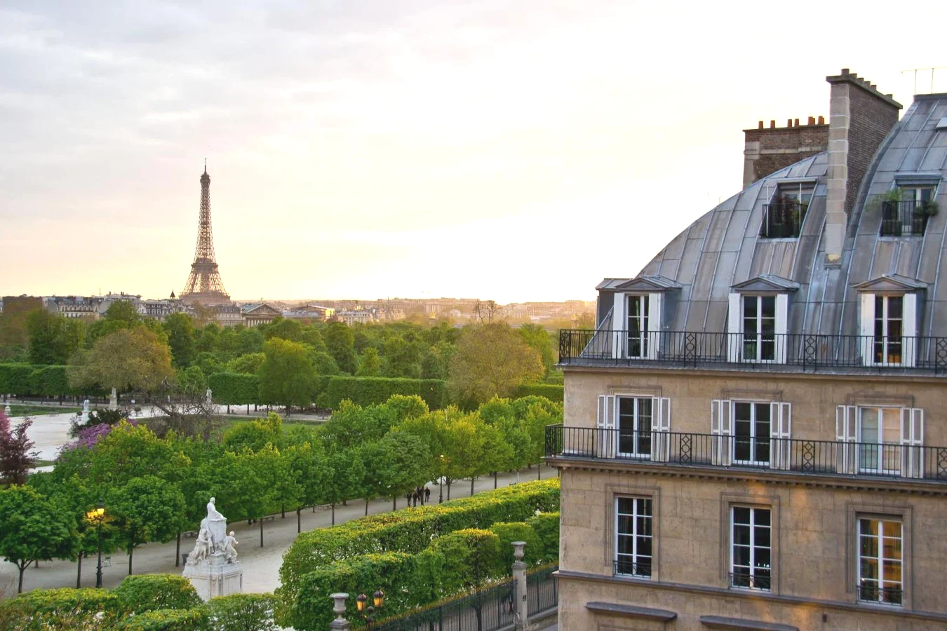 Bâtiment avec vue sur la tour Eiffel dans l'établissement Hôtel Regina Louvre à Paris