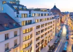 Bâtiment dans une rue de la ville avec des voitures garées Mandarin Oriental Paris