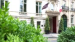 Bâtiment doté d'un drapeau devant lui InterContinental Paris Champs Elysées Etoile by IHG