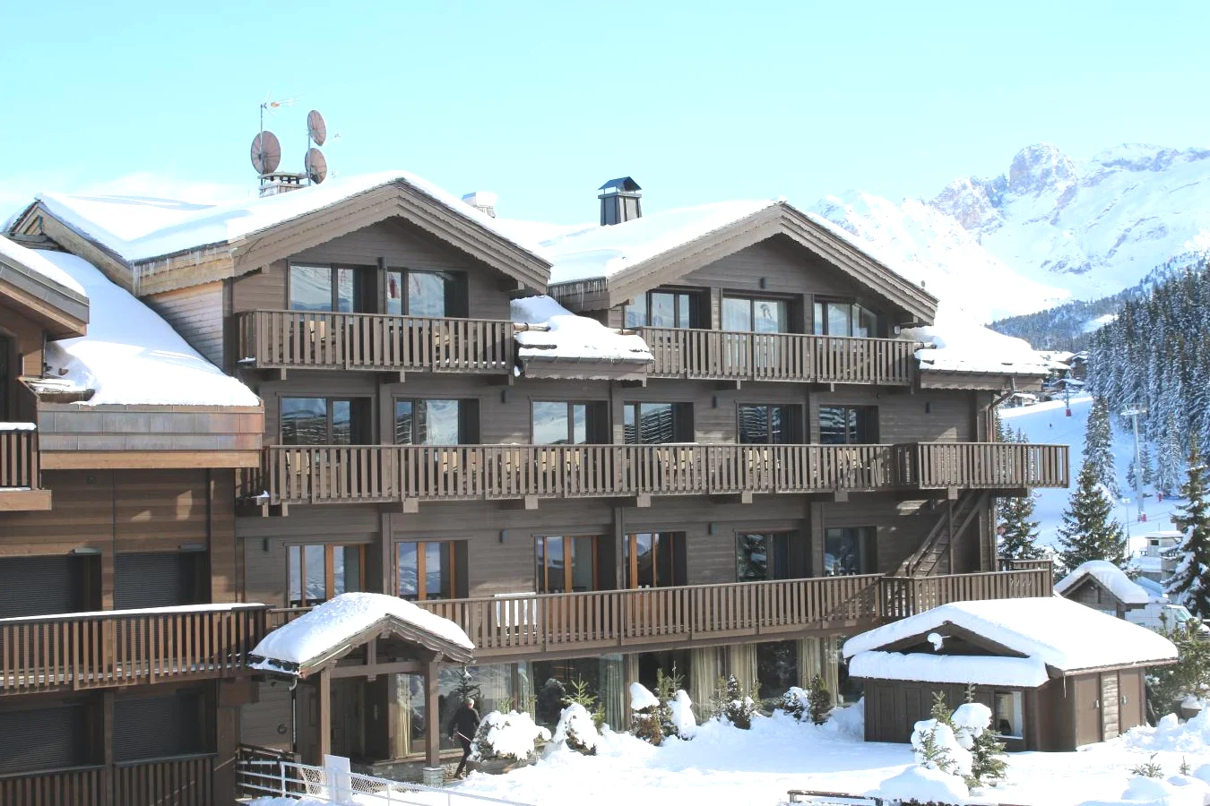 Bâtiment recouvert de neige dans Grand Hôtel Courchevel 1850