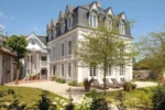 Cette grande maison blanche dispose d'une cour avec des chaises Hôtel Saint-Delis La Maison du Peintre Relais & Châteaux à Honfleur