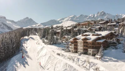 Chalet de ski au sommet d'une montagne enneigée Le Strato à Courchevel