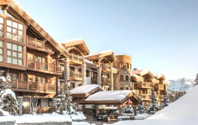 Chalet en hiver avec de la neige au sol Apogée Courchevel Oetker Hotels