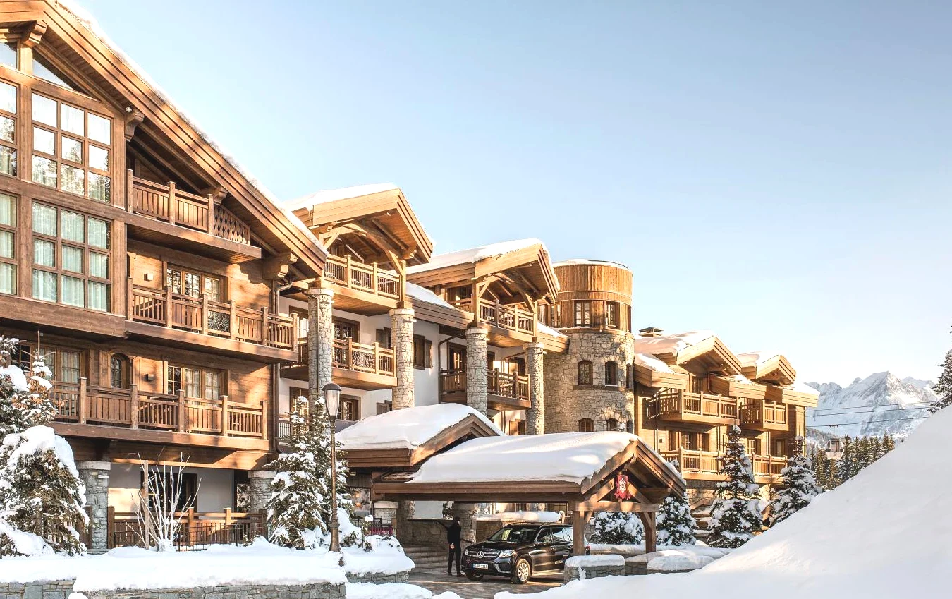 Chalet en hiver avec de la neige au sol Apogée Courchevel Oetker Hotels
