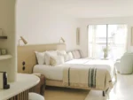 Chambre blanche avec un lit et une fenêtre Hôtel & Spa Belle Plage à Cannes