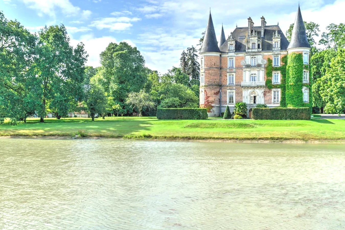 Château avec un lac en face Château D'Apigné Rennes à Le Rheu