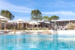 Complexe hôtelier avec piscine et parasols Domaine de Verchant & Spa Relais & Châteaux à Montpellier