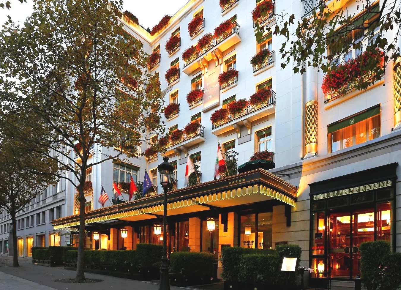 Entrée de Hôtel Napoleon Paris 5 étoiles Entrée de Hôtel Napoleon Paris 5 étoiles