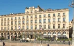 Grand bâtiment avec des gens qui marchent InterContinental Bordeaux Le Grand Hotel by IHG