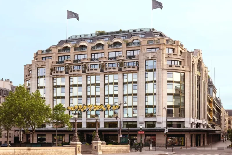 Grand bâtiment avec deux drapeaux en haut Cheval Blanc Paris & Dior Spa Cheval Blanc Paris