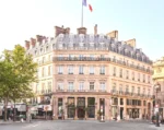 Grand bâtiment avec un drapeau en haut Hôtel du Louvre in The Unbound Collection by Hyatt à Paris