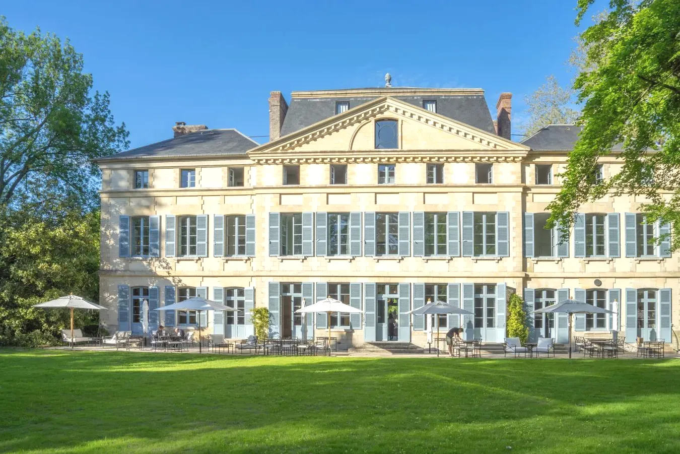 Grand bâtiment avec une pelouse devant Le Domaine de Primard à Guainville Grand bâtiment avec une pelouse devant Le Domaine de Primard à Guainville