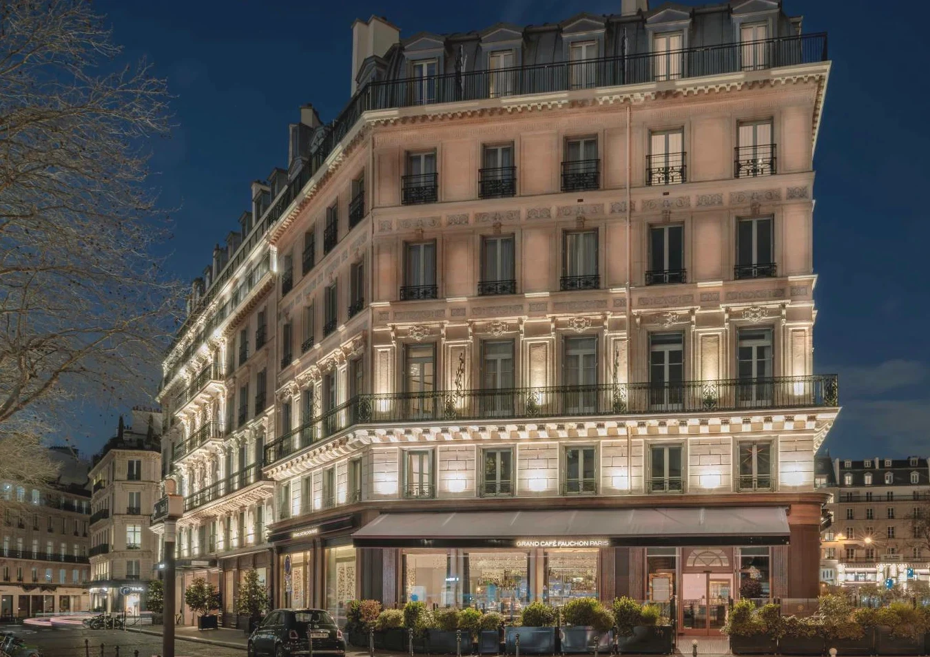 Grand bâtiment blanc avec beaucoup de fenêtres dans Fauchon l'Hôtel Paris