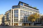 Grand bâtiment blanc dans une rue de la ville Bvlgari Hotel Paris