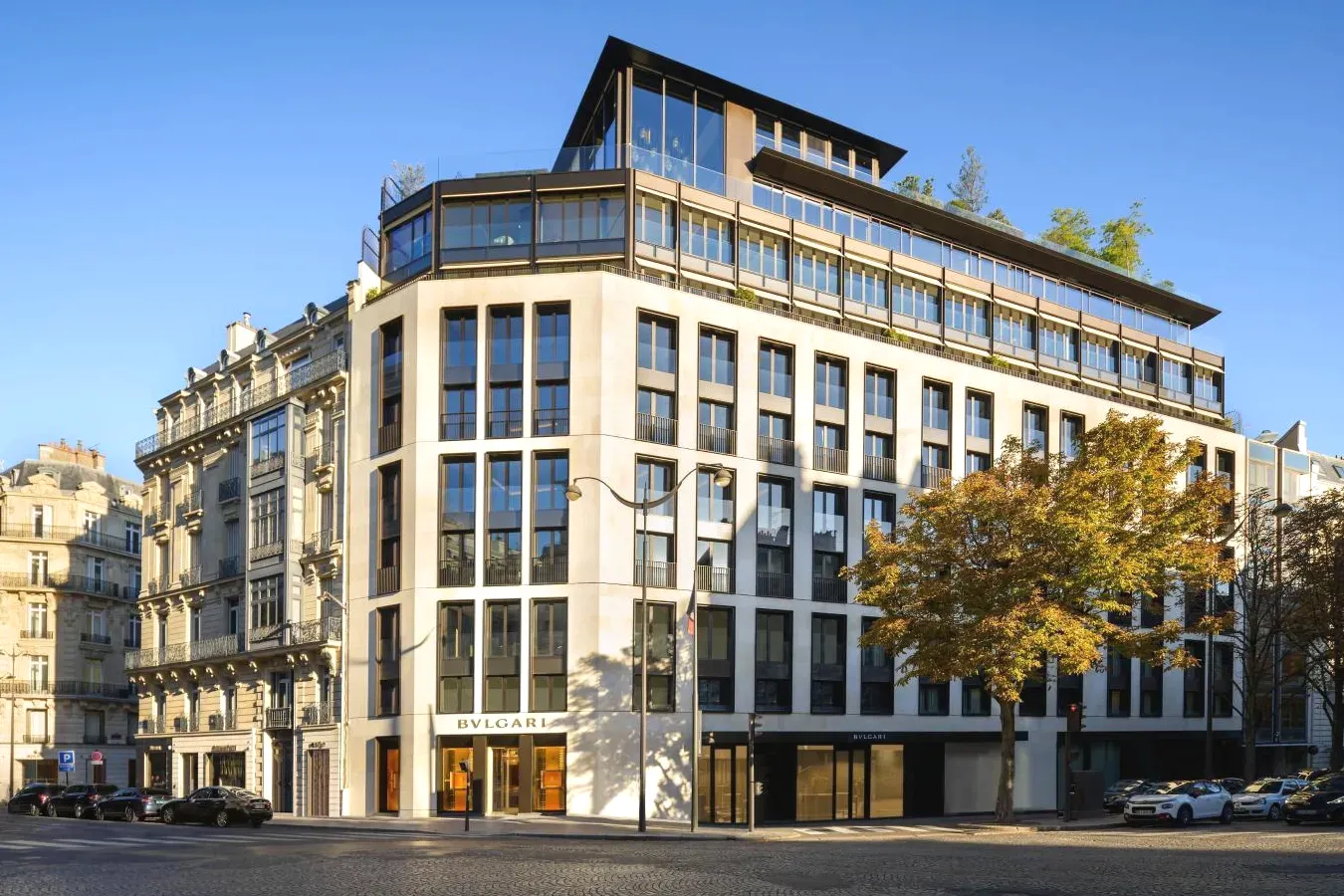 Grand bâtiment blanc dans une rue de la ville Bvlgari Hotel Paris