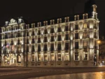 Grand bâtiment blanc illuminé la nuit Grand Hôtel La Cloche Dijon MGallery Collection