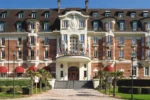 Grand bâtiment rouge et blanc Hôtel Barrière Le Westminster à Le Touquet-Paris-Plage