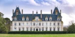 Grand château avec des tours en haut Château de Tressé à Pouancé