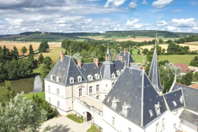 Grand château blanc avec des tourelles Château Sainte Sabine