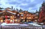 Grande maison avec un arbre de Noël en face Hôtel La Sivolière à Courchevel