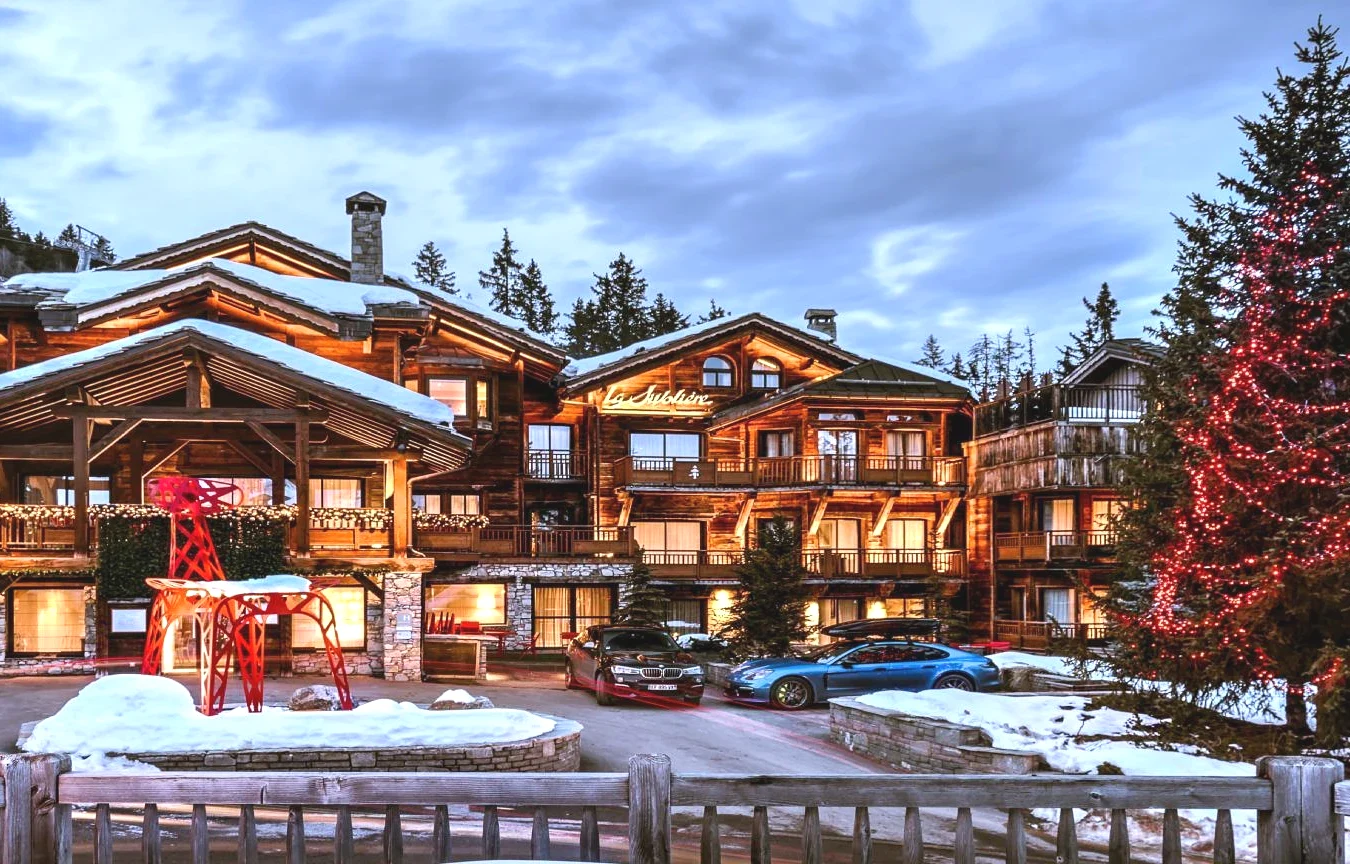 Grande maison avec un arbre de Noël en face Hôtel La Sivolière à Courchevel