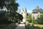 Grande maison avec un chemin en face de celle-ci Les Sources de Cheverny
