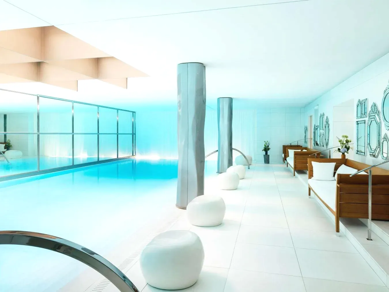 Grande piscine avec des meubles blancs Hôtel Le Royal Monceau Raffles Paris