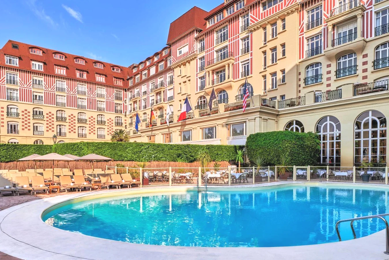 Grande piscine devant Hôtel Barrière Le Royal Deauville