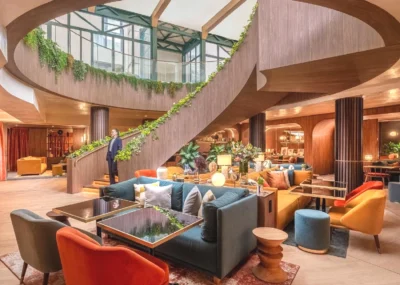 Hall avec un escalier en colimaçon dans l'Hôtel Burdigala by Inwood Hotels Bordeaux