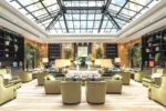 Hall d'hôtel 5 étoiles avec des chaises et des tables Hyatt Paris Madeleine