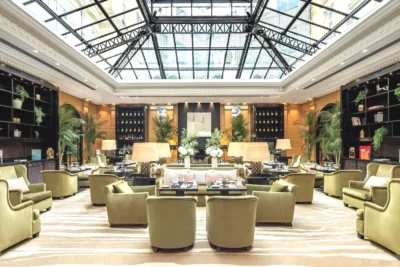 Hall d'hôtel 5 étoiles avec des chaises et des tables Hyatt Paris Madeleine