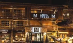 Hôtel 5 étoiles avec un cheval debout devant M de Megève