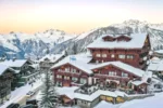 Lodge Hotel Carlina à Courchevel avec de la neige sur les toits dans les montagnes