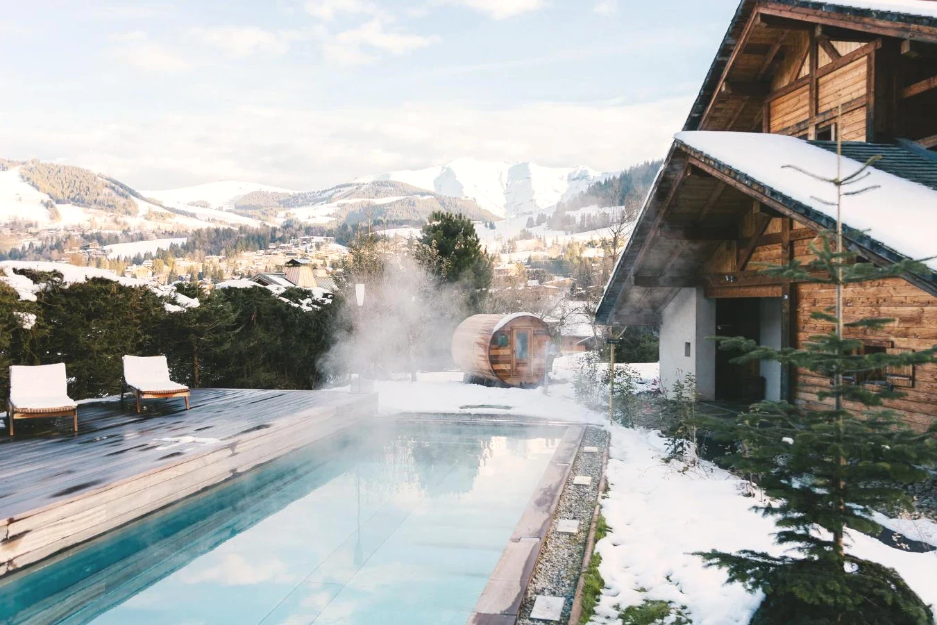 Maison avec piscine sous la neige dans L'Alpaga a Beaumier hotel à Megève