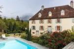 Maison avec une piscine devant Le Clos Alice à Arbois