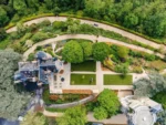 Parc avec un bâtiment et des arbres Les Hauts de Sancerre