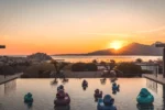 Piscine à débordement avec vue sur la mer au coucher du soleil Villa Calvi