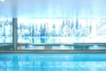 Piscine à débordement avec vue sur les montagnes enneigées Grand Hotel Soleil d'Or Megève