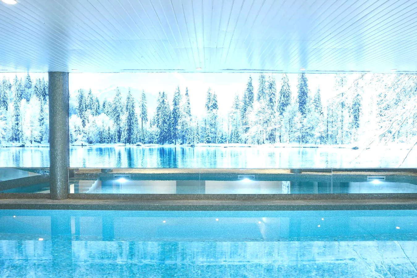 Piscine à débordement avec vue sur les montagnes enneigées Grand Hotel Soleil d'Or Megève