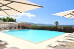 Piscine avec chaises et parasols Hôtel Demeure Loredana à Saint-Florent