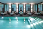 Piscine avec des chaises et un spa dans J.K. Place Paris